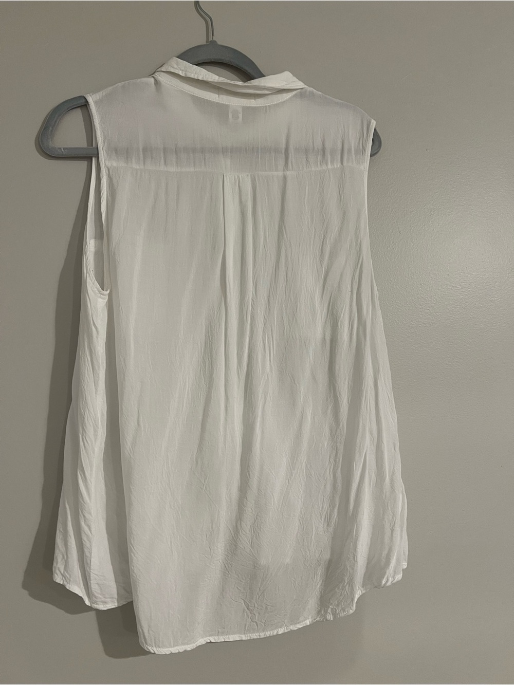 White Sleeveless Button-Front Collared Blouse - Picture 2 of 4